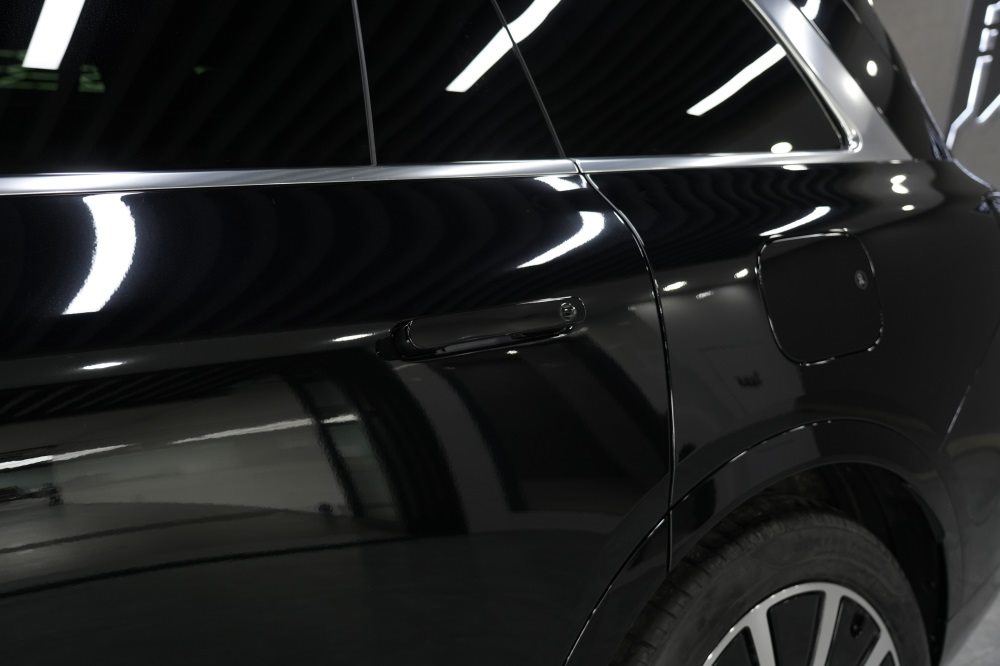问界M9贴装TPU隐形车衣，新能源豪车的漆面长效保护方案