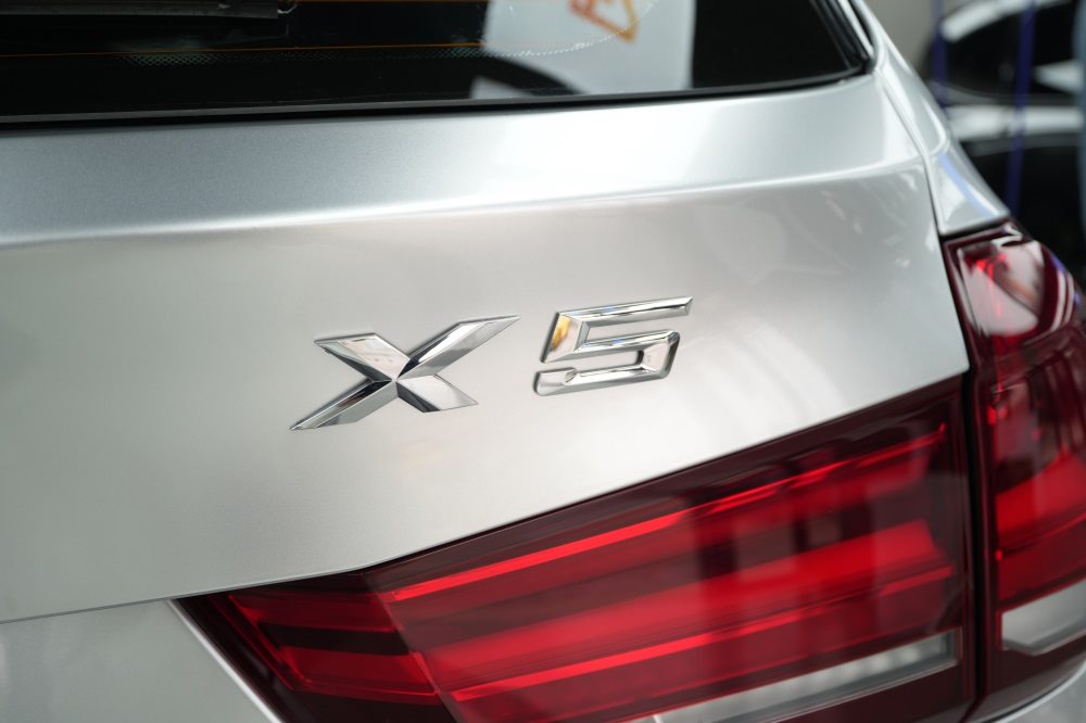 宝马X5改色超亮金属银，TPU改色膜打造液态金属光泽质感！