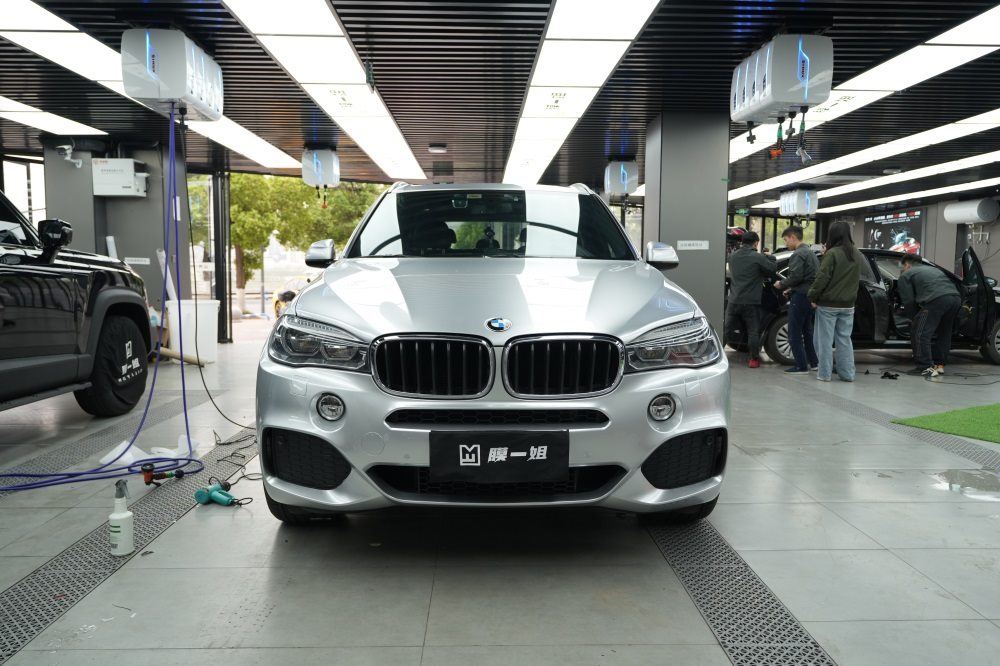 宝马X5改色超亮金属银，TPU改色膜打造液态金属光泽质感！