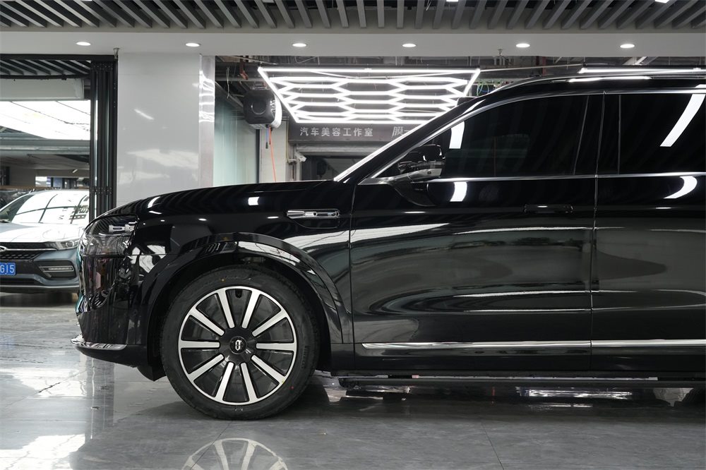 问界M9贴装TPU隐形车衣，新能源豪车的漆面长效保护方案