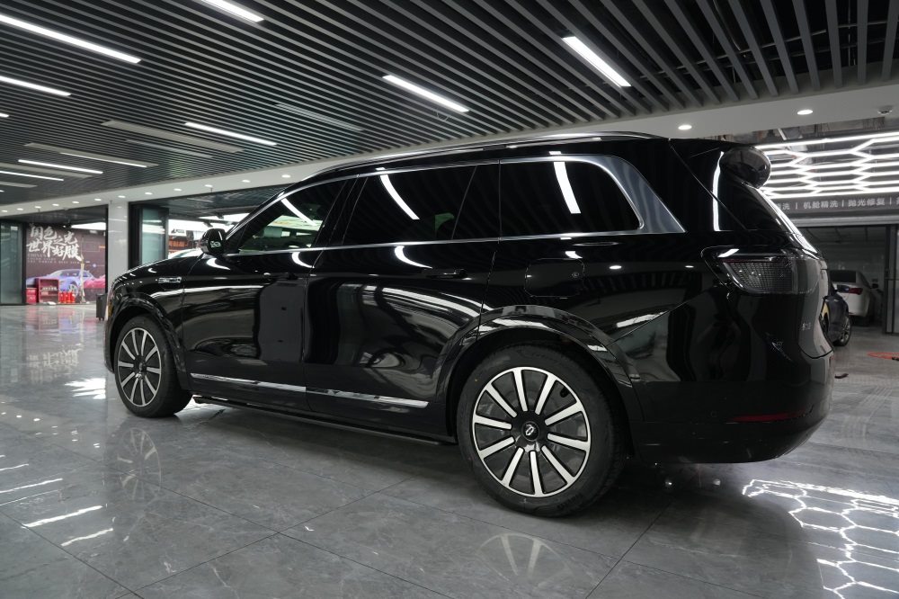 问界M9贴装TPU隐形车衣，新能源豪车的漆面长效保护方案