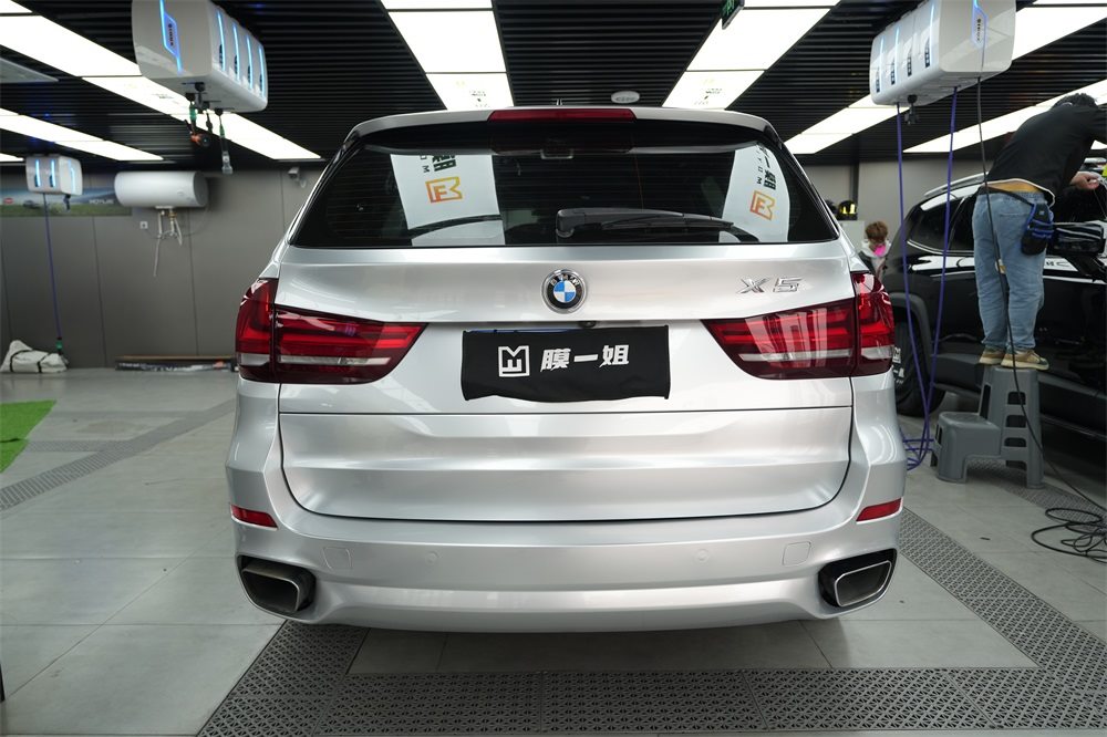 宝马X5改色超亮金属银，TPU改色膜打造液态金属光泽质感！