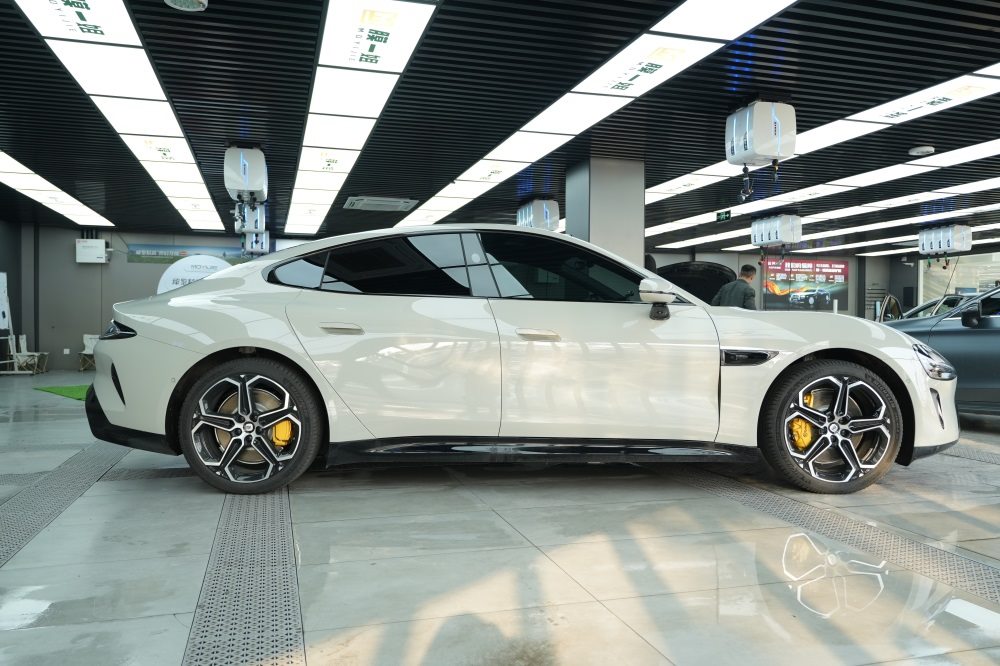 小米SU7隐形车衣贴装，新能源车主的最佳选择！