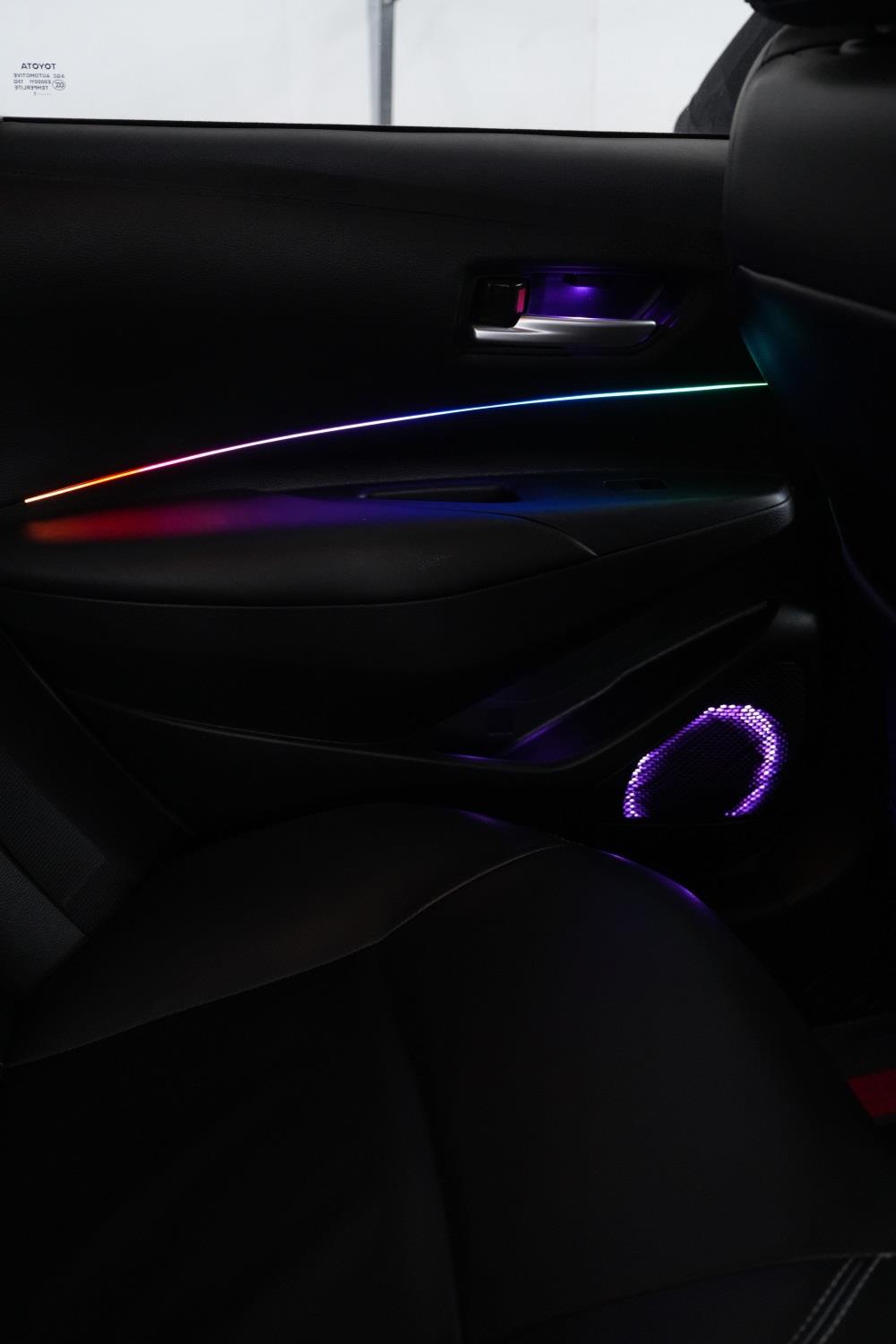 丰田加装汽车氛围灯，膜一姐甄改打造专属车内环境！