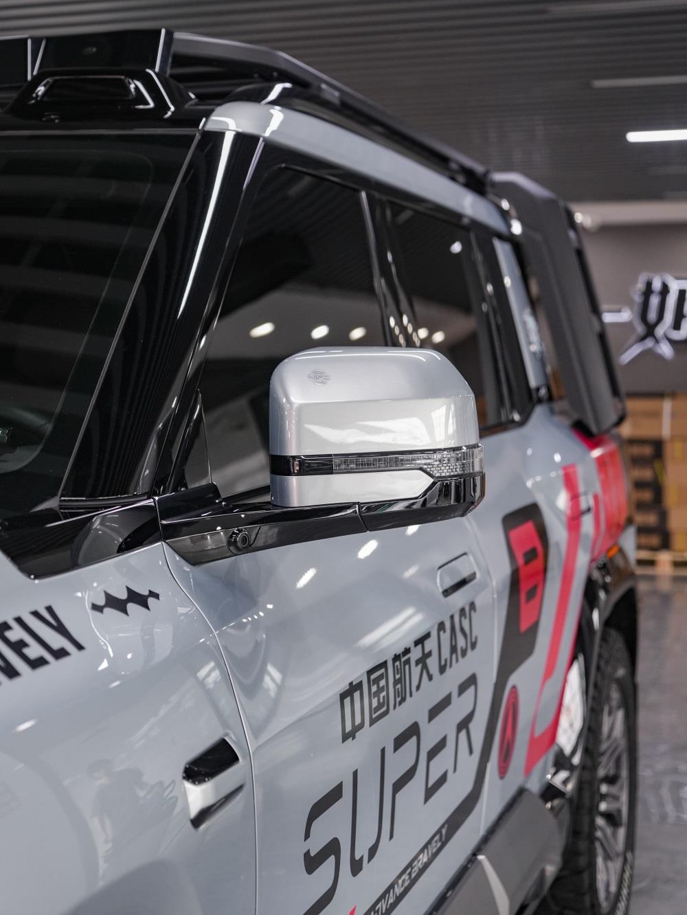 方程豹8贴装TPU隐形车衣，硬派越野车的漆面保护方案