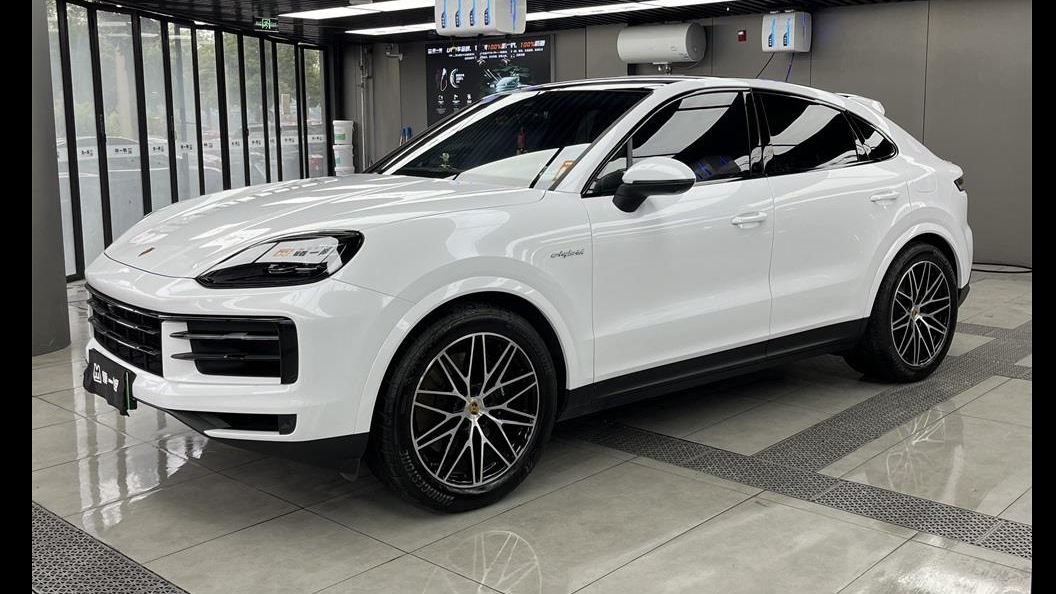 Porsche wrapped in pearl white color-changing film