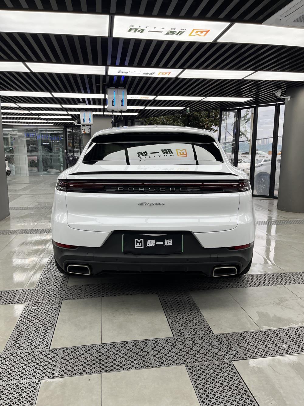 保时捷贴膜改色珍珠白，提升街头辨识度