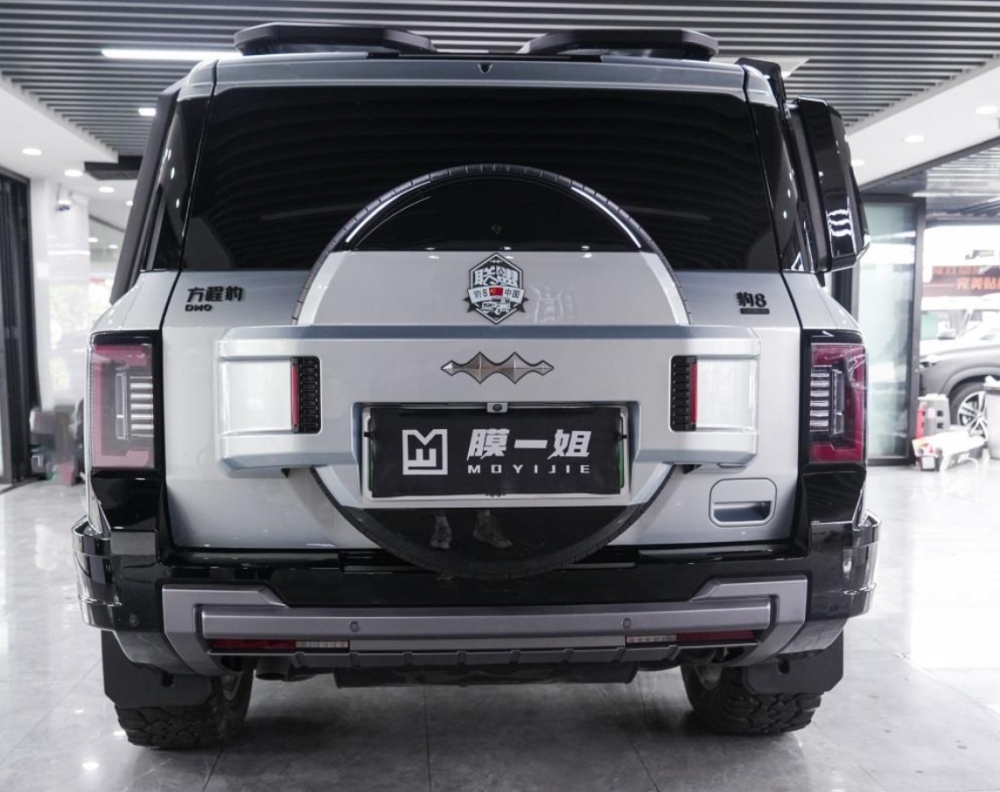 方程豹8贴装TPU隐形车衣，硬派越野车的漆面保护方案