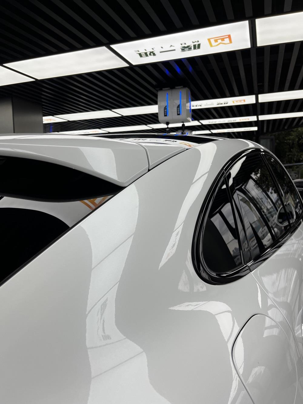 保时捷贴膜改色珍珠白，提升街头辨识度