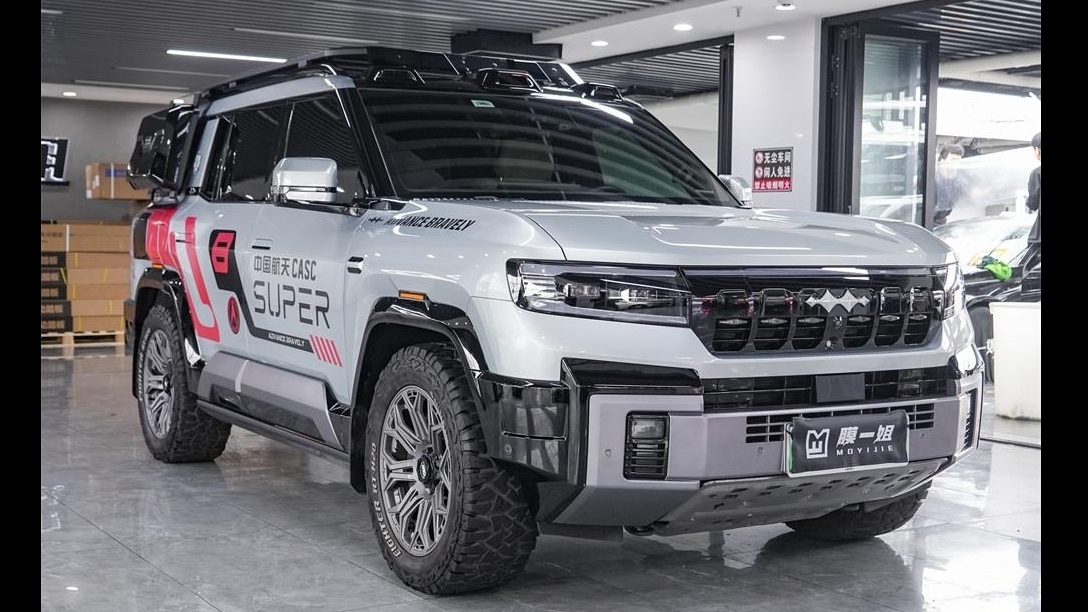 方程豹8贴装TPU隐形车衣，硬派越野车的漆面保护方案