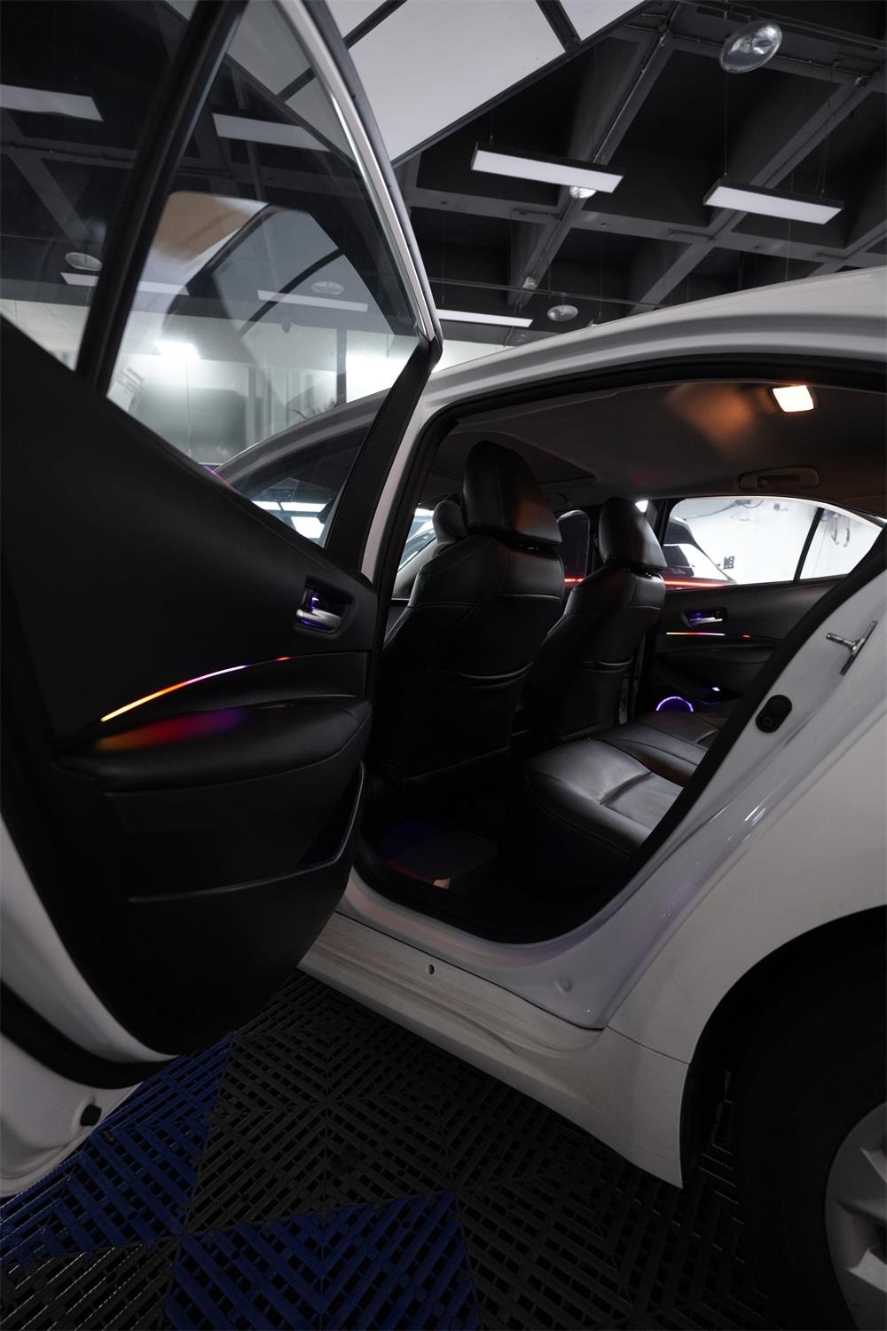 丰田加装汽车氛围灯，膜一姐甄改打造专属车内环境！