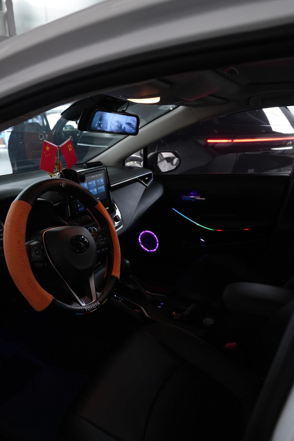 丰田加装汽车氛围灯，膜一姐甄改打造专属车内环境！