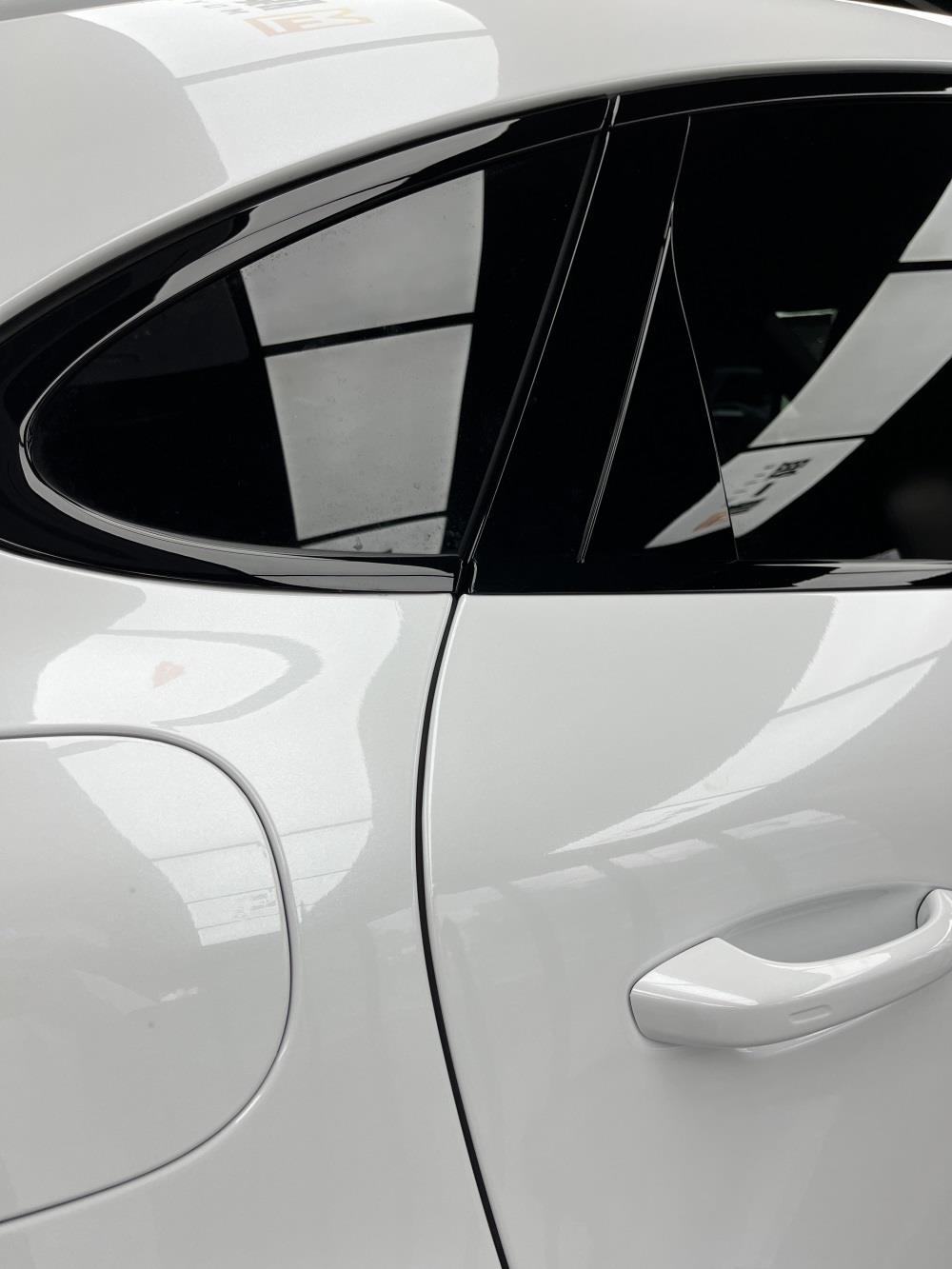 保时捷贴膜改色珍珠白，提升街头辨识度