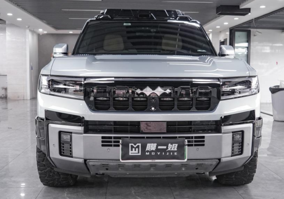 方程豹8贴装TPU隐形车衣，硬派越野车的漆面保护方案