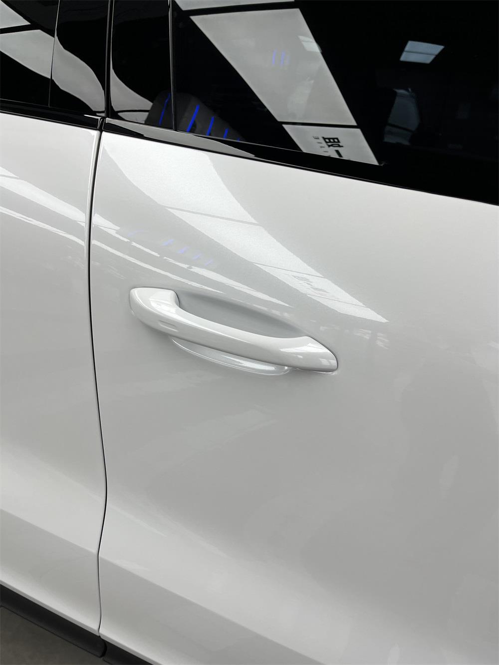 保时捷贴膜改色珍珠白，提升街头辨识度