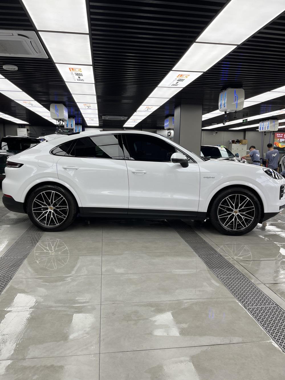 保时捷贴膜改色珍珠白，提升街头辨识度