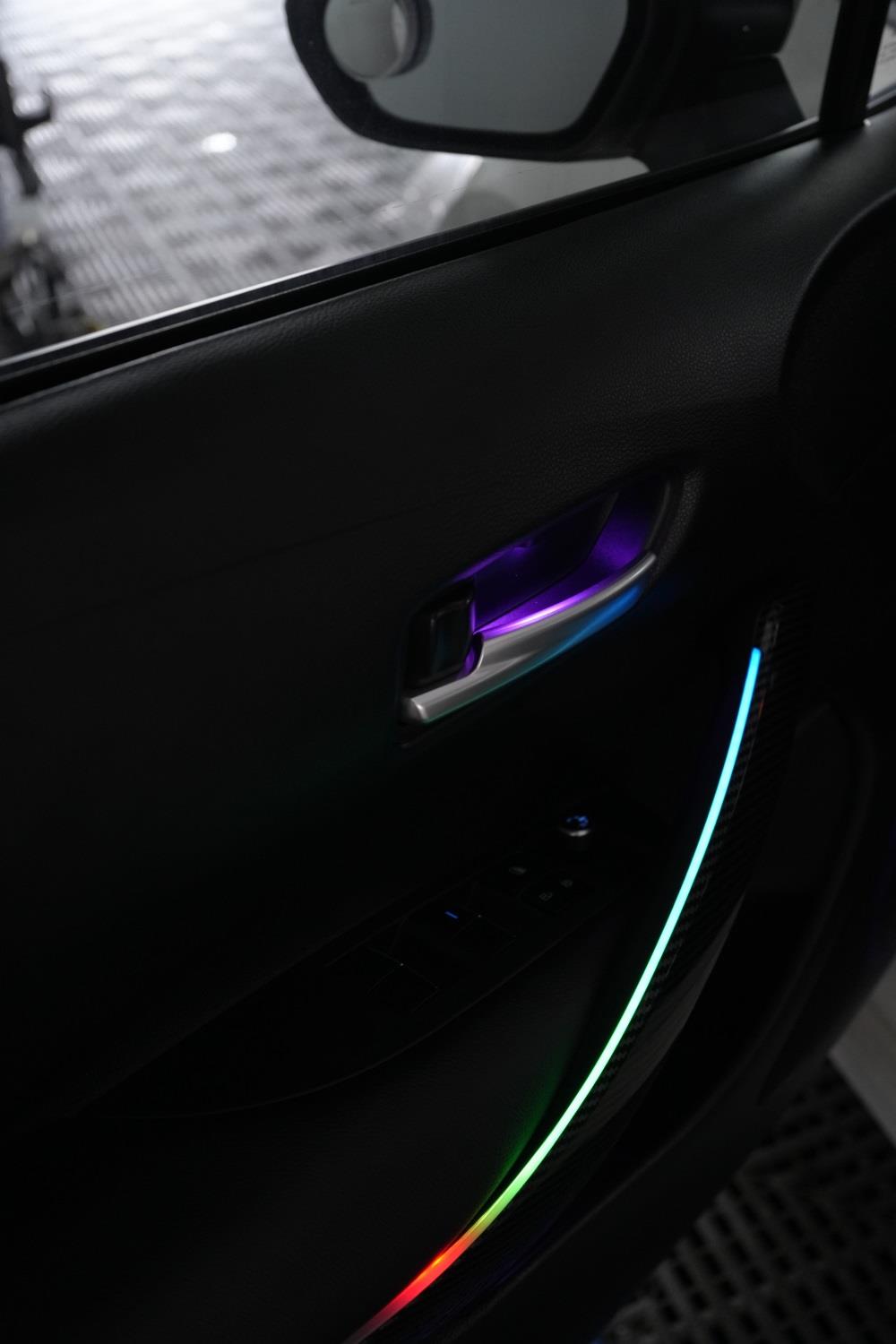 丰田加装汽车氛围灯，膜一姐甄改打造专属车内环境！