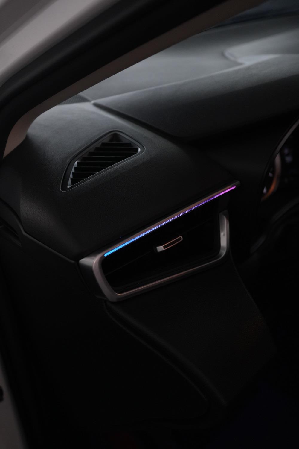 丰田加装汽车氛围灯，膜一姐甄改打造专属车内环境！