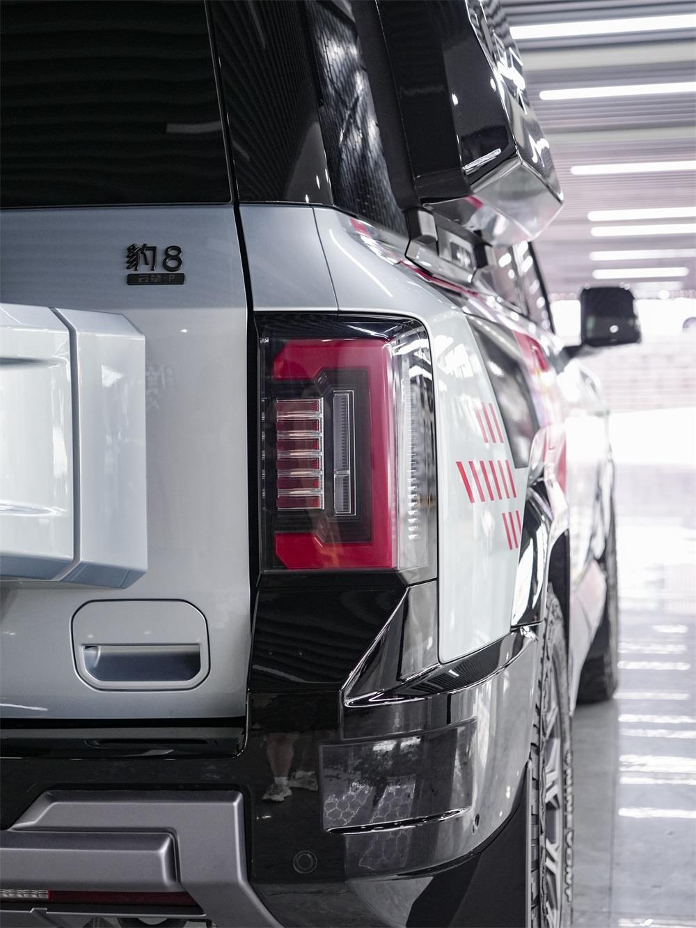 方程豹8贴装TPU隐形车衣，硬派越野车的漆面保护方案