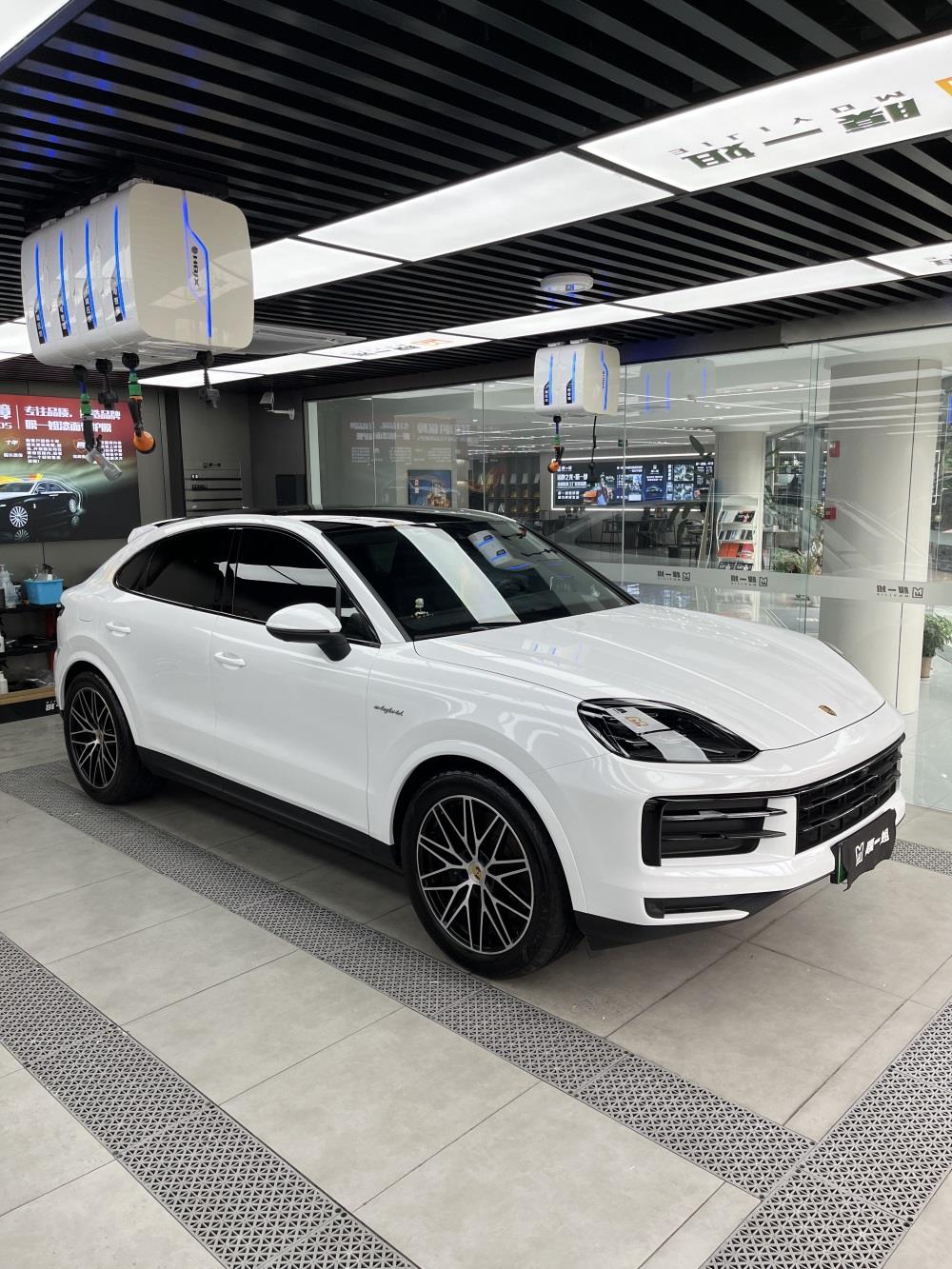 保时捷贴膜改色珍珠白，提升街头辨识度