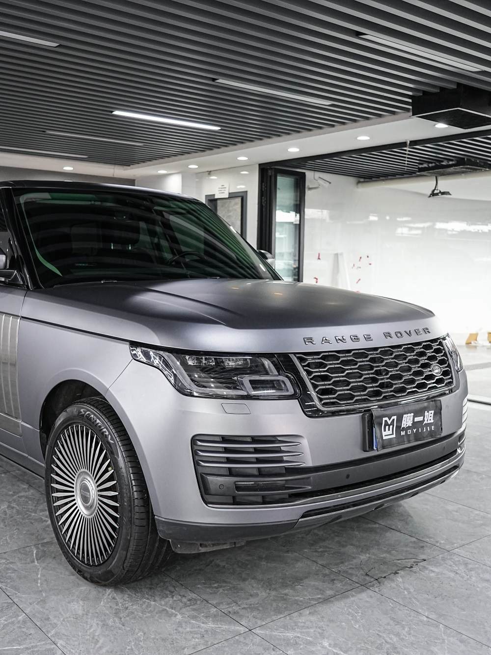 路虎加装AMG山灰TPU改色膜，路虎改色膜装贴效果