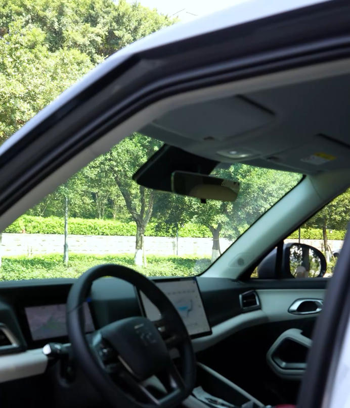 MOYIJIE’s windshield protection film offers a blend of functionality and comfort